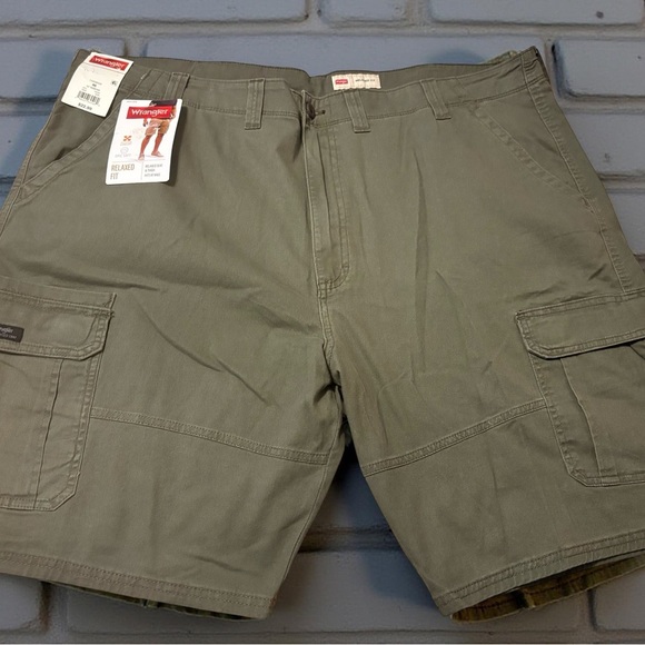 Wrangler Men's Olive Green Cargo Shorts - Picture 1 of 8